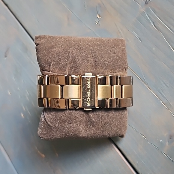 Michael Kors Rose Gold Watch - Picture 3 of 9